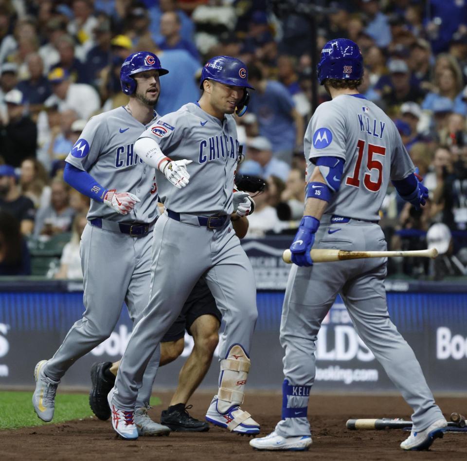 　ブルワーズ戦の１回、先制３ランを放ち、迎えられる鈴木（中央）＝共同