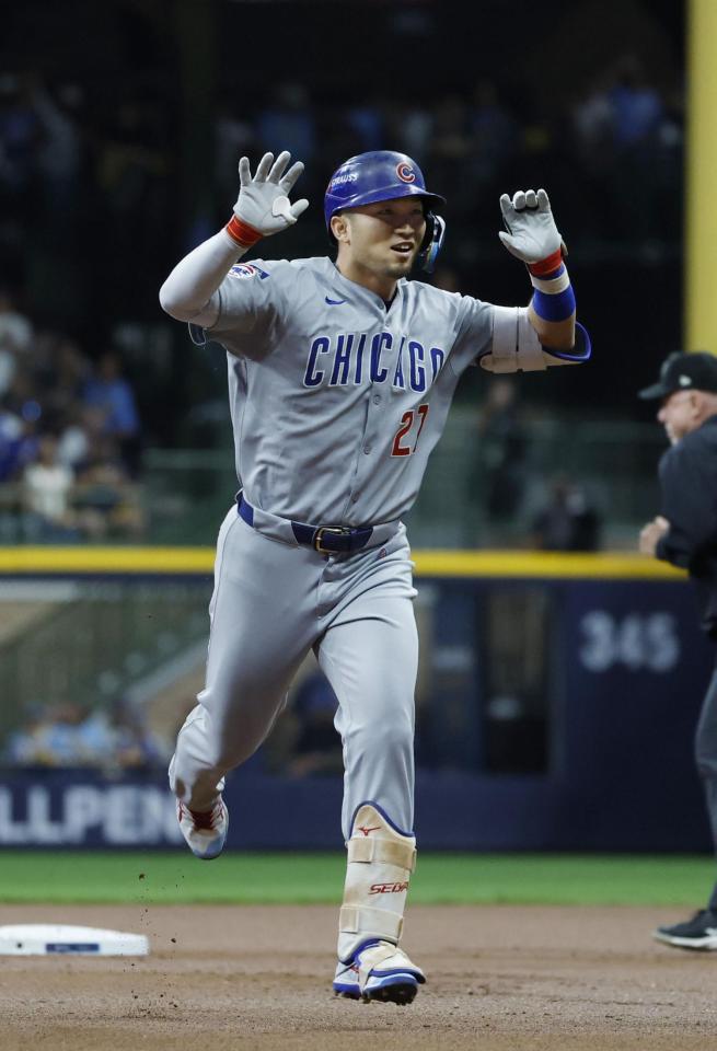 　ブルワーズ戦の１回、先制３ランを放ち、塁を回る鈴木（共同）