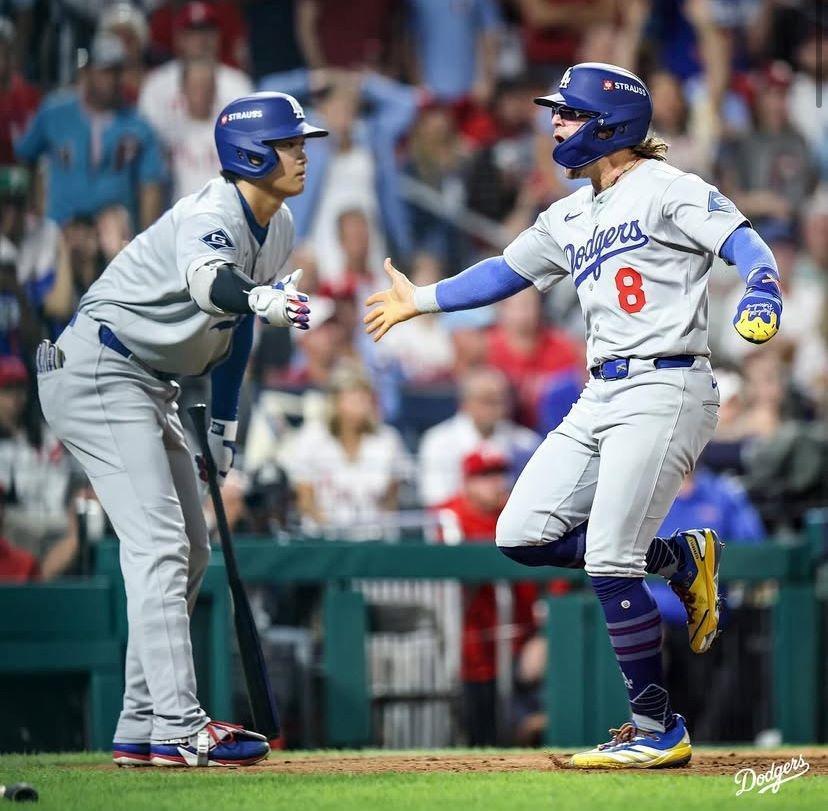 　７回、大谷翔平が３点目のホームを踏んだキケ・ヘルナンデスを迎える（ロサンゼルス・ドジャース提供）