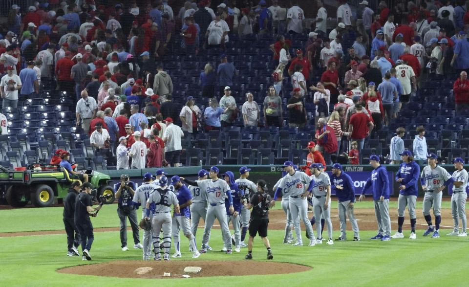 　フィリーズに勝利し喜ぶドジャースナイン（共同）