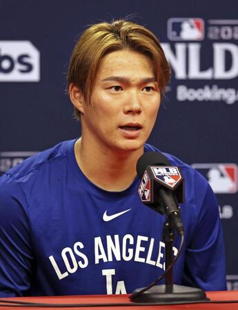 　試合前の記者会見で質問に答える山本（共同）