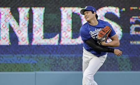 　キャッチボールする大谷（共同）