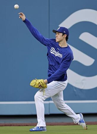 　キャッチボールする佐々木（共同）