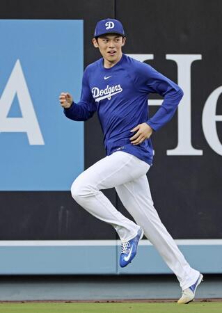 　ランニングするドジャース・佐々木（共同）