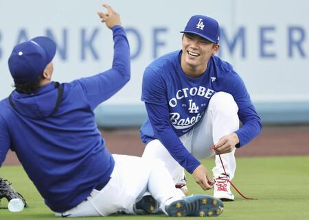 　練習前、笑顔を見せる山本（共同）