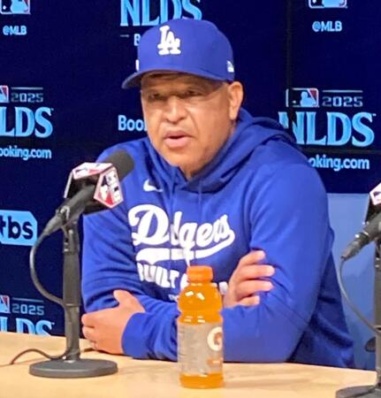 　会見するドジャース・ロバーツ監督（撮影・小林信行）