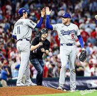 　ポストシーズン２セーブ目を上げた佐々木がフリーマンとハイタッチ（ロサンゼルス・ドジャース提供）
