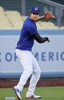 　キャッチボール終えた大谷（共同）