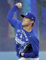 　キャッチボールする山本（共同）