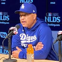 　会見するドジャース・ロバーツ監督（撮影・小林信行）
