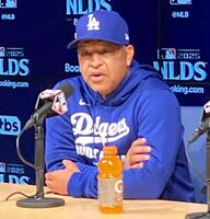 　会見するドジャース・ロバーツ監督（撮影・小林信行）