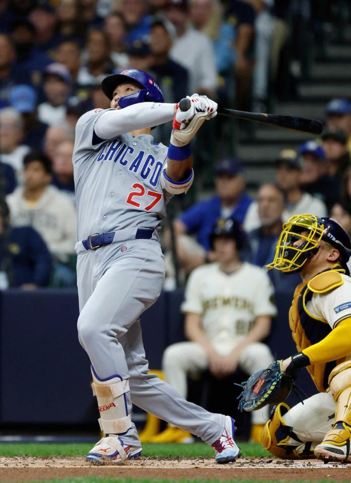 　ブルワーズ戦の１回、先制３ランを放つカブス・鈴木（共同）