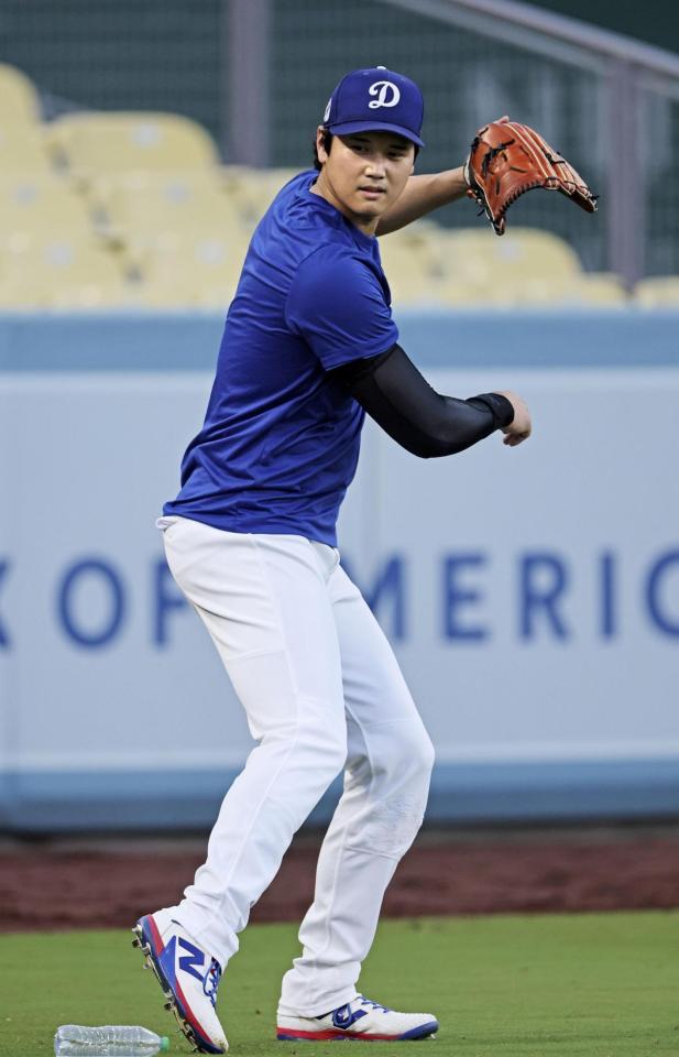 　キャッチボール終えた大谷（共同）