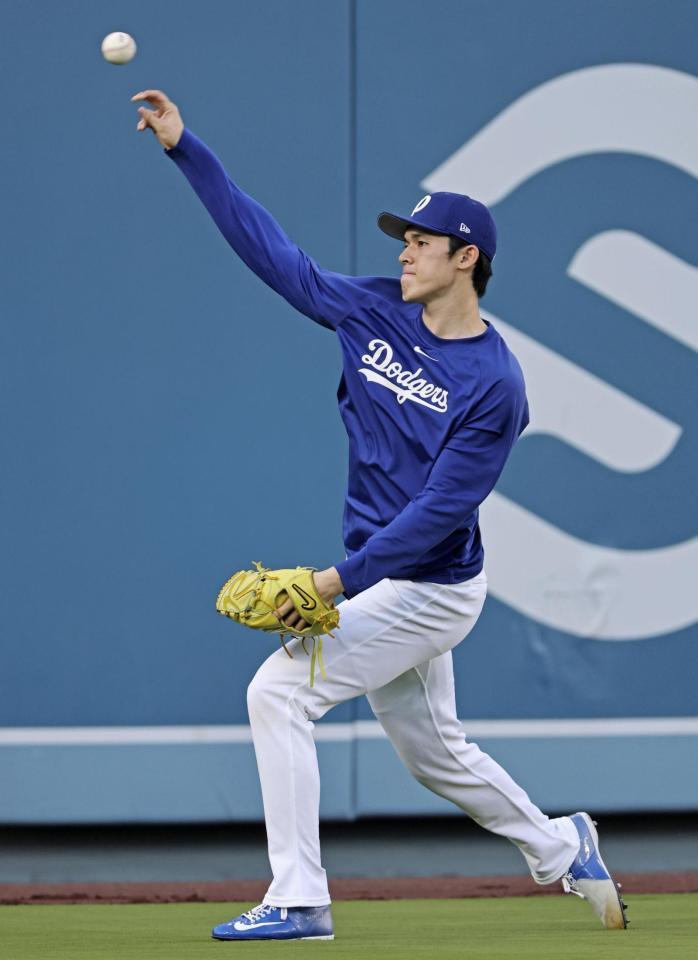 　キャッチボールする佐々木（共同）