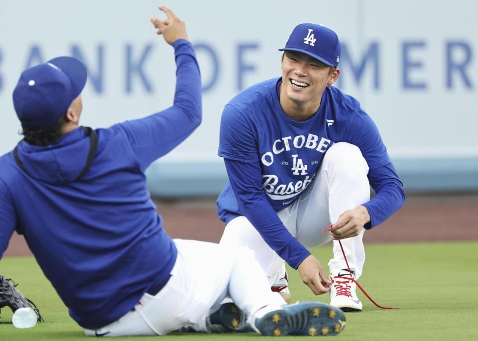 　練習前、笑顔を見せる山本（共同）