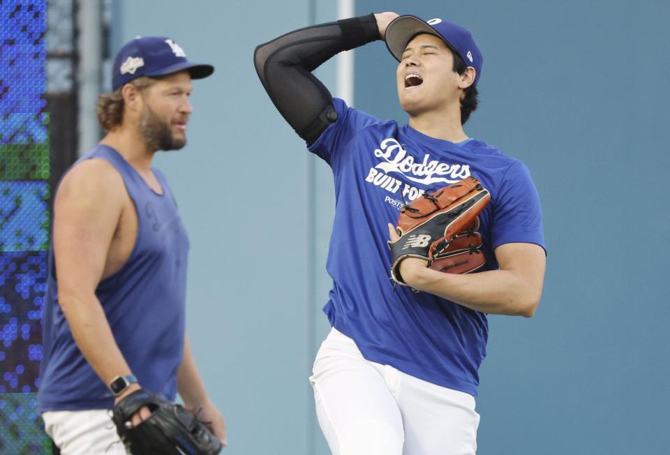 　キャッチボールする大谷。左はカーショー（共同）