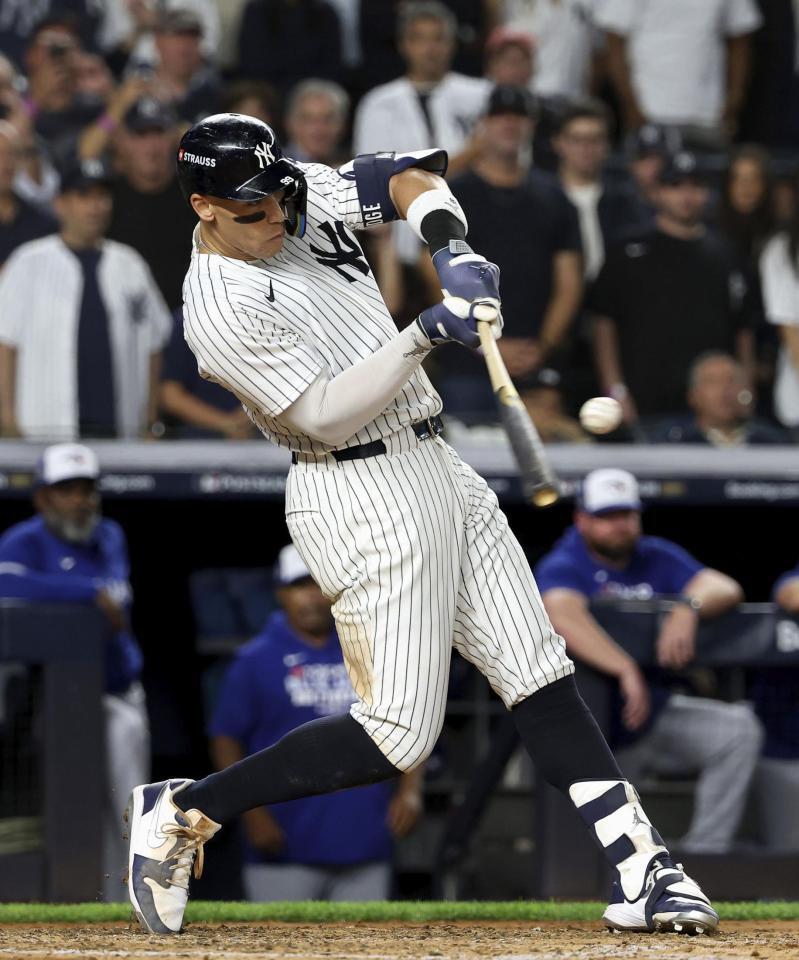 　ブルージェイズ戦の４回、３ランを放つヤンキースのジャッジ（ゲッティ＝共同）