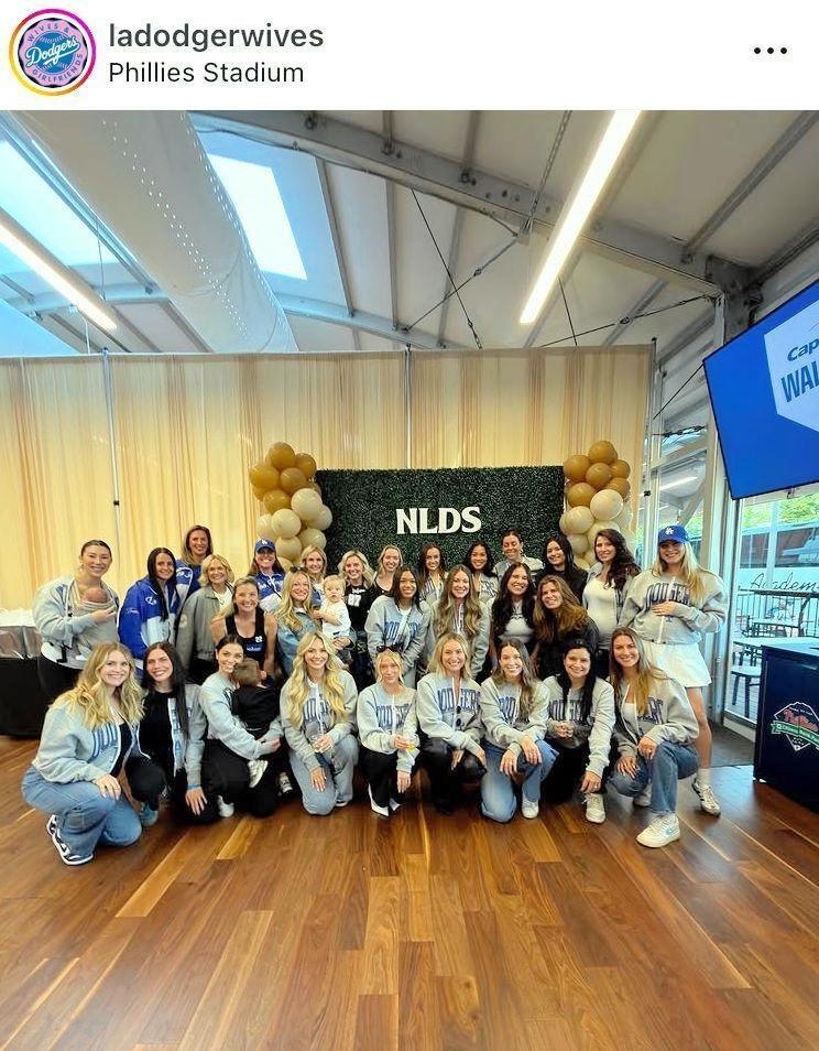 　おそろいのグレーのパーカーで応援したドジャース奥さまたち。ドジャーワイブスの公式インスタグラム＠ｌａｄｏｄｇｅｒｗｉｖｅｓ（１０月５日付）より