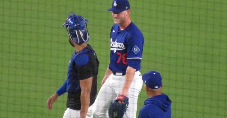 ロバーツ監督（手前）から言葉をかけられ笑顔を見せるカスペリアス（撮影・小林信行）