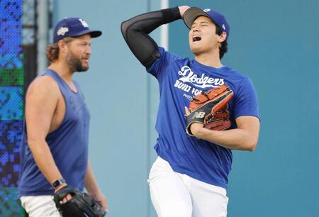 　キャッチボールするドジャース・大谷。左はカーショー（共同）