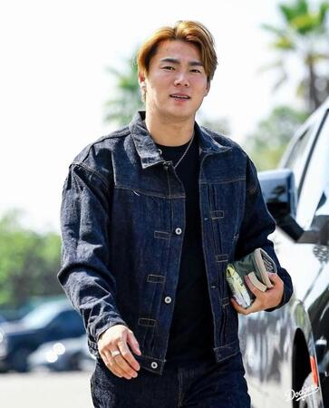 　球場入りする山本（ロサンゼルス・ドジャース提供）