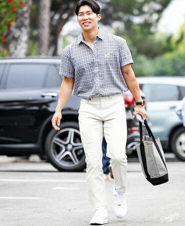 　球場入りするキム・ヘソン（ロサンゼルス・ドジャース提供）