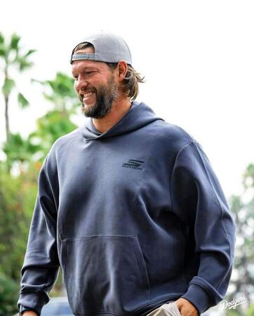 　球場入りするカーショー（ロサンゼルス・ドジャース提供）