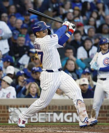 　３回、二塁打を放つ鈴木（共同）