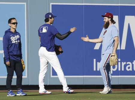 　試合前、マーシュ（右）とあいさつを交わす大谷（共同）