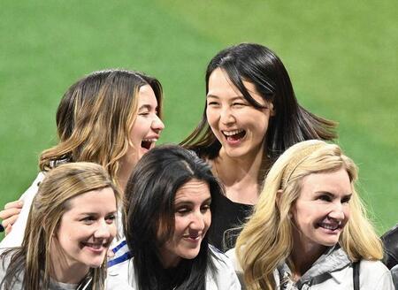 【写真】恒例のド軍奥さま会集合写真　第３戦では真美子さが珍しく中腰でパシャリ