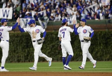 　ブルワーズに勝利し、タッチを交わす鈴木（右端）＝共同