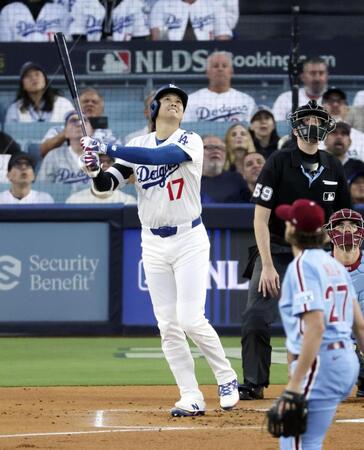 　１回、左飛に倒れる大谷（共同）