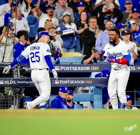 　３回、先制ソロを放ちひまわりの種で祝福されるエドマン（左）＝ロサンゼルス・ドジャース提供