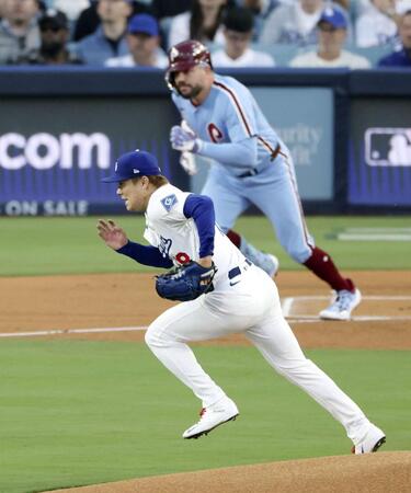 　１回、シュワバー（奥）を一ゴロに仕留める山本（共同）