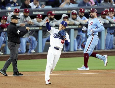 　１回、シュワバー（右）を一ゴロに仕留めた山本（共同）