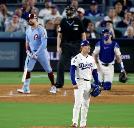 　フィリーズ戦の４回、シュワバーに本塁打を浴びたドジャース・山本＝ロサンゼルス（共同）