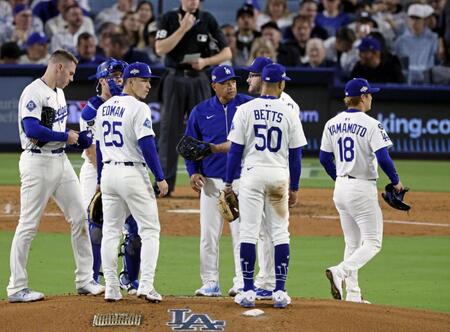 　５回途中、降板する先発・山本（１８）＝共同