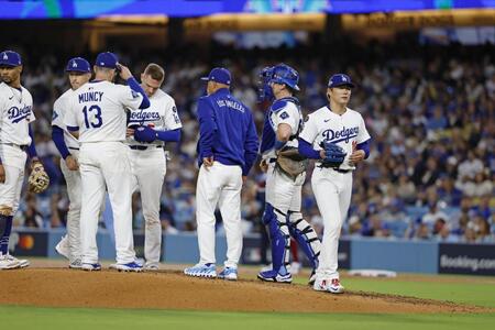 　５回途中、降板する先発・山本（右端）＝共同