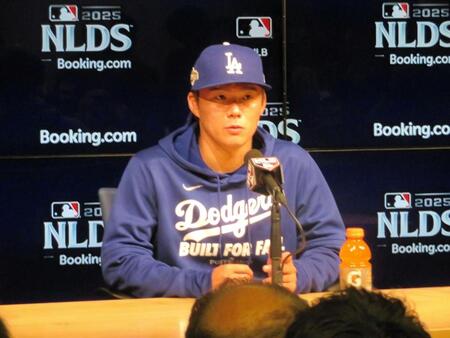 　試合後の会見で報道陣の質問に答える山本（撮影・小林信行）