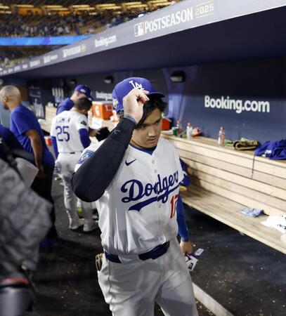 　フィリーズに敗れ引き揚げる大谷（共同）