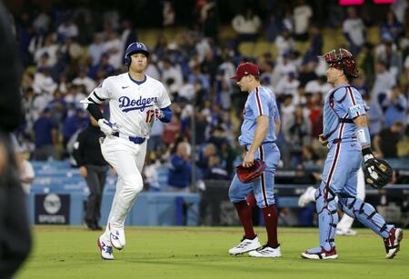 　９回、大谷（左）が右飛に倒れて試合終了になる。この試合５打数無安打だった（共同）