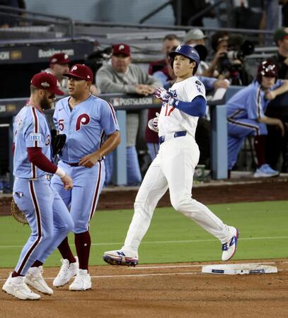 　３回、一ゴロに倒れた大谷（右）＝共同