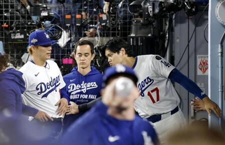 　先発し、４回まで投げ終えた山本（左）を迎える大谷（右）＝共同