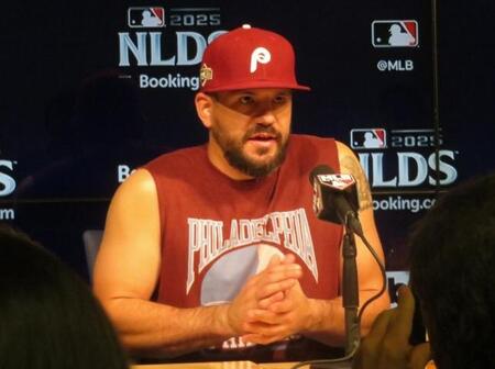 　試合後の会見で本塁打を語るシュワバー（撮影・小林信行）