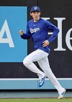 　ランニングするドジャース・佐々木（共同）