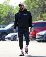 　球場入りするテオスカー・ヘルナンデス（ロサンゼルス・ドジャース提供）