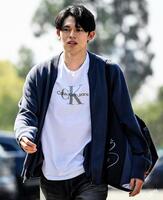 　球場入りする佐々木（ロサンゼルス・ドジャース提供）