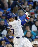 　３回、二塁打を放つ鈴木（共同）