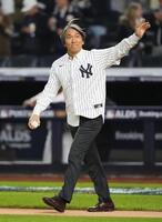 　ヤンキースとブルージェイズの地区シリーズ第４戦の始球式に臨む松井秀喜さん（ＡＰ＝共同）