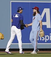 　試合前、マーシュ（右）とあいさつを交わす大谷（共同）